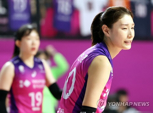 지난 4월 6일 인천 삼산월드체육관에서 열린 여자프로배구 챔피언결정전 흥국생명 핑크스파이더스와 한국도로공사 하이패스배구단의 5차전 경기. 4세트 흥국생명 김연경이 팀 실점에 아쉬운 표정을 짓고 있다. [인천=연합뉴스]